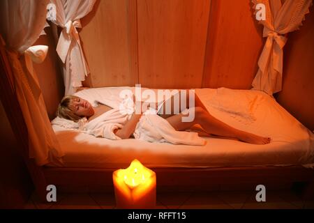 AUT, Austria, Neustift-Milders, la Valle dello Stubai: Wellness. giovane donna in una spa. Rilassante.. Wellness-Spa Hotel Milderer Hof. | Foto Stock