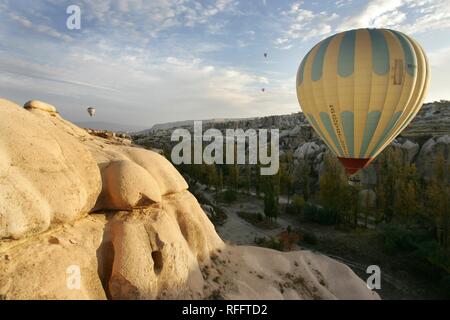 TUR Turchia Cappadocia Mongolfiera su Cappadocia. Di palloncini di 'Kapadokya Balloons" Foto Stock