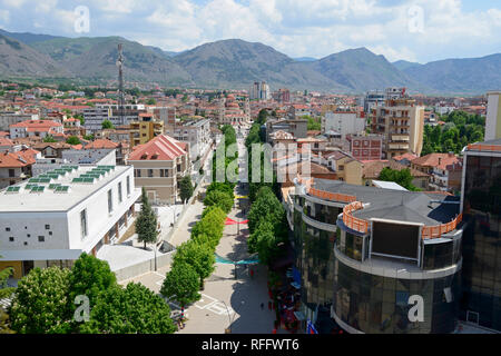 Passeggiata pedonale, vista dalla Torre Rossa sul boulevard Shen Gjergji, risurrezione cattedrale nel retro, centro città, Korca, Albania, Korça Foto Stock