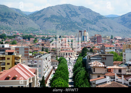 Passeggiata pedonale, vista dalla Torre Rossa sul boulevard Shen Gjergji, risurrezione cattedrale nel retro, centro città, Korca, Albania, Korça Foto Stock