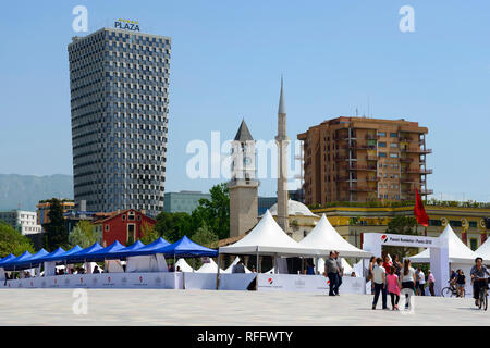 Piazza Skanderbeg con TID Tower Hotel Plaza, la Torre dell Orologio e Ethem Bey moschea, Tirana, Albania Foto Stock