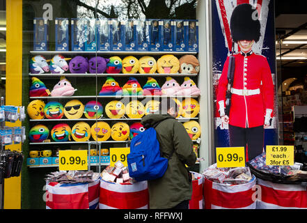 Un turista souvenir shop nel centro di Londra che mostra gli Emoji cuscini, un taglio-fuori del soldato in una Busby, penne e ninnoli, avvolto in unione martinetti. Foto Stock