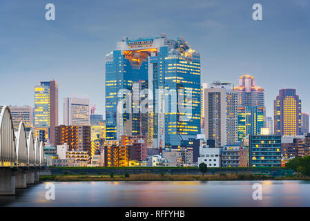 Osaka, Giappone skyline sul fiume Yodogawa al crepuscolo. Foto Stock