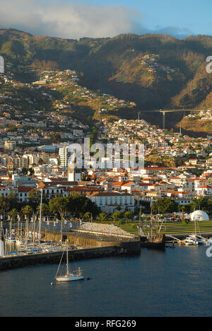Vista panoramica di Funchal sull' isola di Madeira. Il Portogallo. Funchal è situato all'interno di un anfiteatro naturale-valle sagomato, con dolci pendii inizio a Foto Stock