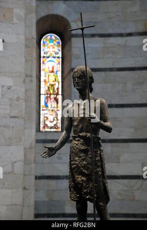 Scultura: Pisa Battistero di San Giovanni (Battistero di Pisa) a Piazza dei Miracoli (Piazza del Duomo) Foto Stock