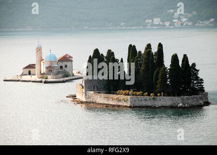 La madonna delle rocce (montenegrini: Gospa od Skrpjela) è uno dei due isolotti al largo della costa di Perast nella Baia di Kotor, Montenegro Foto Stock