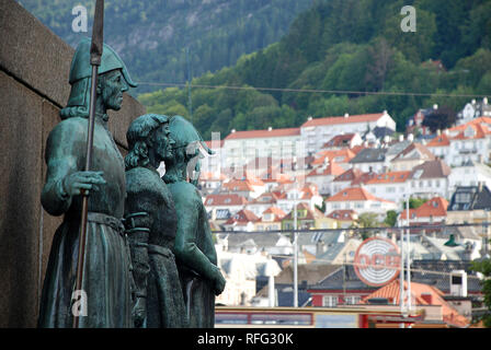 Una statua a Torgallmenningen. Torgallmenningen è la piazza principale di Bergen (Norvegia). Bergen è una città e un comune in Hordaland Foto Stock