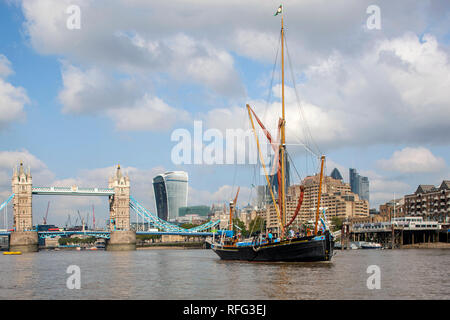 Il Tamigi sulla chiatta Thanes a Londra Foto Stock