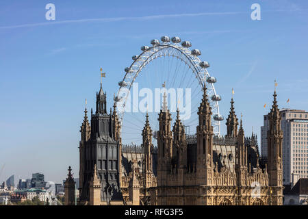 Il Palazzo di Westminster con il London Eye Foto Stock