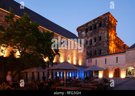 Simeonstift, cortile, museo, a destra Porta Nigra, Trier. Renania-palatinato, Germania ho Simeonstift, Innenhof, museo, rechts Porta Nigra, Trier. R Foto Stock