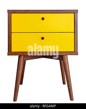 Legno di colore giallo sul comodino. Designer moderno comodino isolati su sfondo bianco in vista frontale armadio con due cassetti. Foto Stock