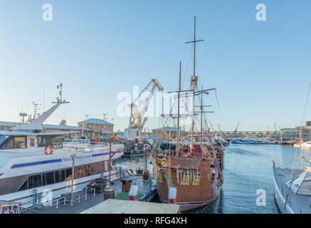 CAPE Town, Sud Africa, 9 agosto 2018: Sea Princess Robben Island Ferry e il Jolly Roger barca pirata presso il Victoria and Alfred Waterfront ho Foto Stock