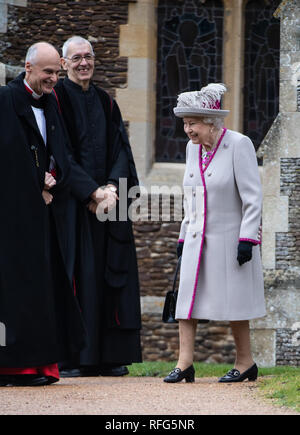 Queen Elizabeth, accompagnato dai membri della famiglia reale, assiste il giorno di Natale servizio a Santa Maria Maddalena la Chiesa al Sandringham offre: la Regina Elisabetta II, il Reverendo canonico Jonathon Riviere dove: Sandringham, Regno Unito quando: 25 Dic 2018 Credit: John Rainford/WENN Foto Stock