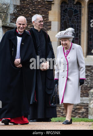 Queen Elizabeth, accompagnato dai membri della famiglia reale, assiste il giorno di Natale servizio a Santa Maria Maddalena la Chiesa al Sandringham offre: la Regina Elisabetta II, il Reverendo canonico Jonathon Riviere dove: Sandringham, Regno Unito quando: 25 Dic 2018 Credit: John Rainford/WENN Foto Stock
