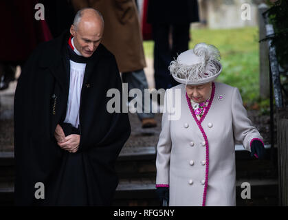 Queen Elizabeth, accompagnato dai membri della famiglia reale, assiste il giorno di Natale servizio a Santa Maria Maddalena la Chiesa al Sandringham offre: la Regina Elisabetta II, il Reverendo canonico Jonathon Riviere dove: Sandringham, Regno Unito quando: 25 Dic 2018 Credit: John Rainford/WENN Foto Stock