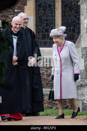 Queen Elizabeth, accompagnato dai membri della famiglia reale, assiste il giorno di Natale servizio a Santa Maria Maddalena la Chiesa al Sandringham offre: la Regina Elisabetta II, il Reverendo canonico Jonathon Riviere dove: Sandringham, Regno Unito quando: 25 Dic 2018 Credit: John Rainford/WENN Foto Stock