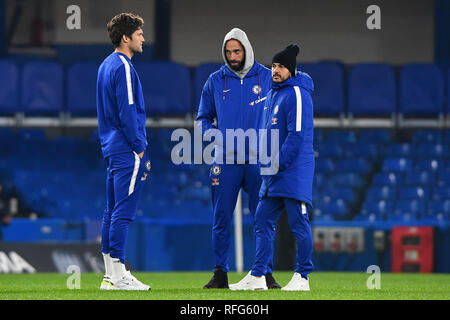 Londra, UK 24 gennaio Chelsea giocatori Marcos Alonso, Pedro e Willy Caballero ispezionare il passo durante il Carabao Cup match tra Chelsea e Tottenham Hotspur a Stamford Bridge, Londra giovedì 24 gennaio 2019. (Photo credit: MI News & Sport) Foto Stock