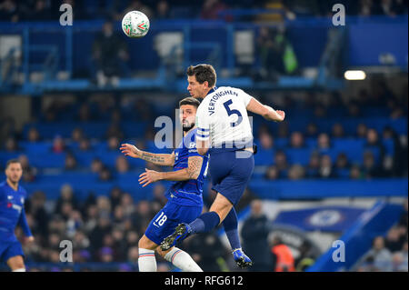 Londra, UK 24 gennaio Tottenham defender Jan Vertonghen capi lontano dal Chelsea avanti Olivier Giroud durante il Carabao Cup match tra Chelsea e Tottenham Hotspur a Stamford Bridge, Londra giovedì 24 gennaio 2019. (Photo credit: MI News & Sport) Foto Stock