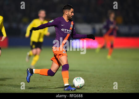 BURTON ON TRENT, Regno Unito 23 gennaio. Manchester City centrocampista Riyad Mahrez (26) durante il Carabao Cup match tra Burton Albion e Manchester City alla Pirelli Stadium, Burton upon Trent mercoledì 23 gennaio 2019. (Credit: MI News & Sport) Foto Stock
