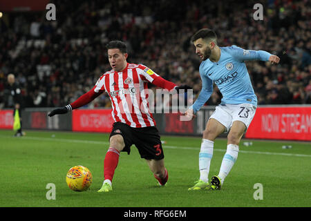 SUNDERLAND, UK 22ND GENNAIO. Benjamín Garré del Manchester City e Adam Matthews di Sunderland in azione durante il Trofeo Checkatrade trimestre partita finale tra Sunderland e Manchester City sotto 23s presso lo stadio di luce, Sunderland martedì 22 gennaio 2019. (Credit: Mark Fletcher | MI News & Sport Ltd) ©MI News & Sport Ltd Foto Stock