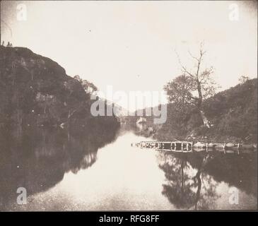 Loch Katrine Pier, scena della signora del lago. Artista: William Henry Fox Talbot (British, Dorset 1800-1877 Lacock). Dimensioni: Immagine: 17,5 x 21,1 cm (6 7/8 x 8 5/16 in.) foglio: 18,4 x 22,9 cm (7 1/4 x 9 in.). Data: Ottobre 1844. Talbot, la quintessenza gentleman amatoriale, ha assunto un ruolo professionale nella pubblicazione di due libri illustrati con fotografie: "La matita di natura", una introduzione generale alla sua invenzione e 'ONU foto in Scozia ", un tour del paesaggio reso popolare da romanzi di Sir Walter Scott. Questo ben conservato la stampa del Loch Katrine, forse la maggior parte Foto Stock