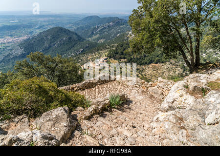 Aufstieg von der Finca Es Verger zur Burgruine des Castell d'Alaro im Gebirge der Serra de Tramuntana, Mallorca, Balearen, Spanien | sentiero escursionistico per Foto Stock