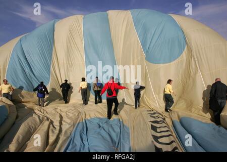 TUR Turchia Cappadocia Mongolfiera su Cappadocia. Di palloncini di 'Kapadokya Balloons". Sbarco Foto Stock
