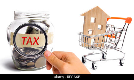 Vaso di vetro con le monete e la tassa di iscrizione e la casa. Il pagamento e il rimborso delle imposte per lo stato. Imposta fondiaria e immobiliare.L'accumulo di Foto Stock