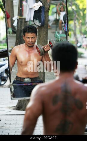 THA Tailandia Bangkok Sports Park in Khlong San centro fitness sollevamento pesi sotto il ponte Taksin Foto Stock