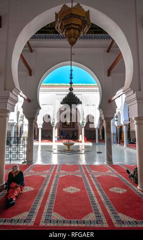 Ingresso al cortile interno con fontana, università e moschea Al-Qarawiyyin, Al Quaraouiyine o Al-Karaouine, Fès, Fez Foto Stock