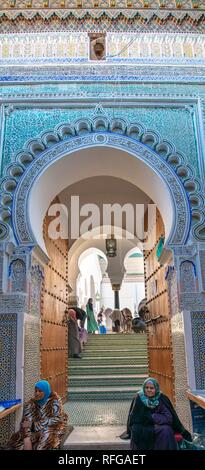 Decorate ingresso al cortile con fontana, università e moschea Al-Qarawiyyin, Al Quaraouiyine o Al-Karaouine, Fès Foto Stock