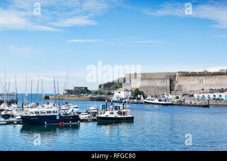 2 Giugno 2018: Plymouth, Devon, Regno Unito - il porto e il Royal Citadel. Foto Stock