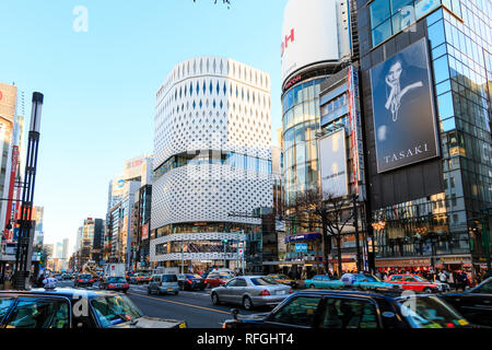 Il bianco Ginza luogo di costruzione in alluminio e la sua facciata del pannello. Vista generale degli edifici lungo le strade di Ginza a Tokyo con il traffico pesante, taxi. Foto Stock