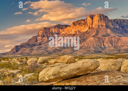 Massi calcarei, scarpata occidentale delle montagne Guadalupe al tramonto, deserto del Chihuahuan, parco nazionale delle montagne Guadalupe, Texas, USA Foto Stock