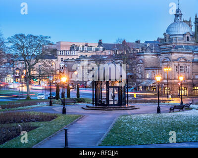 Crescent Gardens e Old Royal Terme al tramonto in inverno Harrogate North Yorkshire, Inghilterra Foto Stock