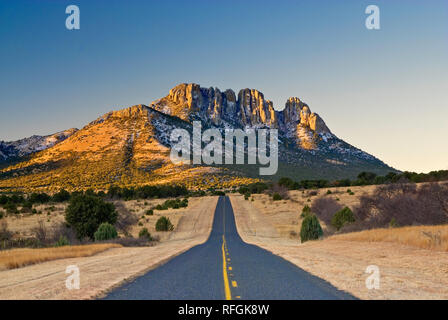 A dente di sega di montagna coperta di neve in inverno visto dalla strada statale 166 a sunrise in Davis montagne, Texas, Stati Uniti d'America Foto Stock