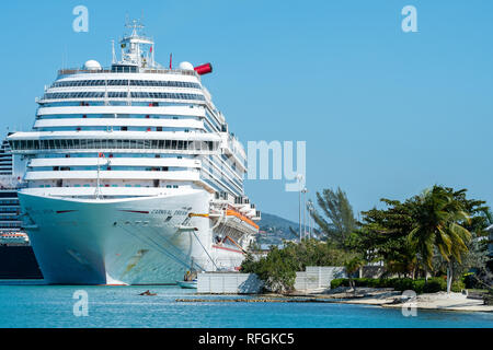 Montego Bay, Giamaica - gennaio 09 2019: Carnevale crociera da sogno nave ormeggiata presso la Convenzione di Montego Bay Cruise Port Terminal in Freeport Foto Stock