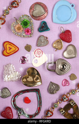 Un San Valentino sfondo a tema con vari a forma di cuore ad oggetti Foto Stock
