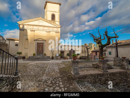 Orvinio (Italia) - Un piccolo e grazioso borgo medievale di soli 387 abitanti, inserito nel club dei borghi più belli; provincia di Rieti. Foto Stock