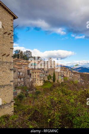 Orvinio (Italia) - Un piccolo e grazioso borgo medievale di soli 387 abitanti, inserito nel club dei borghi più belli; provincia di Rieti. Foto Stock