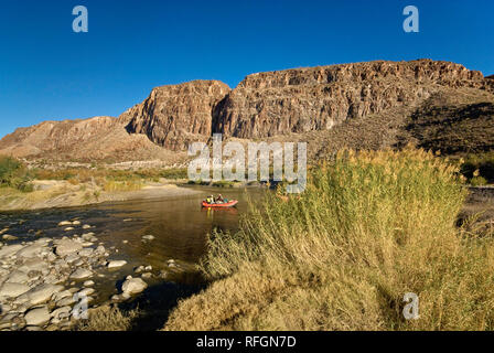 Gommoni sul Rio grande nel Colorado Canyon sulla River Road, nel deserto del Chihuahuan, nel Big Bend Ranch State Park, Texas, Stati Uniti Foto Stock