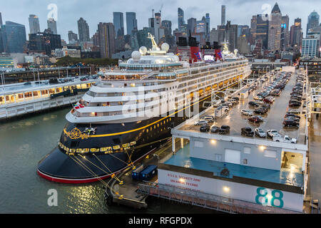 New York - 22 Ottobre 2016: nave da crociera Disney Magic ancorata alla Manhattan Cruise Terminal Foto Stock