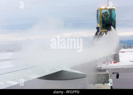 Sofia, Bulgaria - 12 dicembre 2018: l'aeroporto di Sofia dipendente utilizza il sistema di scongelamento per sciogliere il ghiaccio sulle ali di un aereo che è in procinto di ta Foto Stock