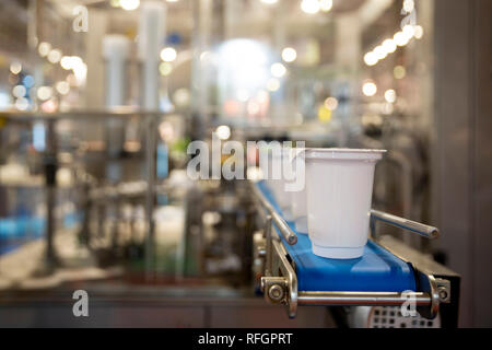 Yogurt macchina impacchettatrice è mostrato in corrispondenza di un cibo e bevande mostra. Foto Stock