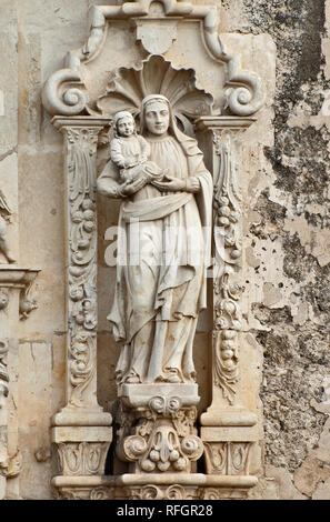 Vergine Maria con Gesù Bambino, sculture alla facciata della chiesa a Missione San Jose a San Antonio, Texas, USA Foto Stock