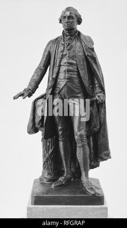 George Washington. Artista: John Quincy Adams Ward (American, Urbana, Ohio 1830-1910 New York). Dimensioni: 23 3/4 x 12 3/8 x 10 in. (60,3 x 31,4 x 25,4 cm). Data: 1882; cast ca. 1911. Questa statuetta fu gettato dopo il disegno finale modello per Ward la monumentale statua di George Washington (1732-1799), che fu eretto sulla parte anteriore delle fasi del vecchio edificio Sub-Treasury (ora sala Federale) a parete e ampie strade di New York City. Il monumento si trova dove Washington ha preso il suo giuramento come primo presidente degli Stati Uniti in 1789. Qui, Washington è mostrato sulla destra dopo essere stato giurato in, il suo righ Foto Stock