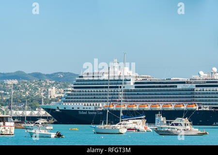 Montego Bay, Giamaica - gennaio 09 2019: Holland America Nieuw Statendam nave da crociera ancorata a Montego Bay Cruise Port Terminal in Freeport Foto Stock