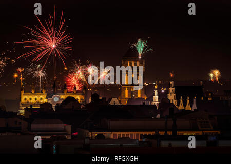 Feuerwerk a Rostock zu Silvester, Blick über die Stadt, die Gebäude und Dächer Foto Stock