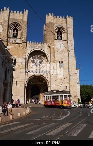 Cattedrale di Lisbona, a cui spesso viene fatto riferimento come il Sé, Lisbona, Portogallo. Foto Stock