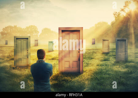Vista posteriore l uomo davanti a molte porte diverse scegliendo uno. Decisione difficile, concetto di scelta importante nella vita, di fallimento o di successo. Modi per sconosciuto Foto Stock